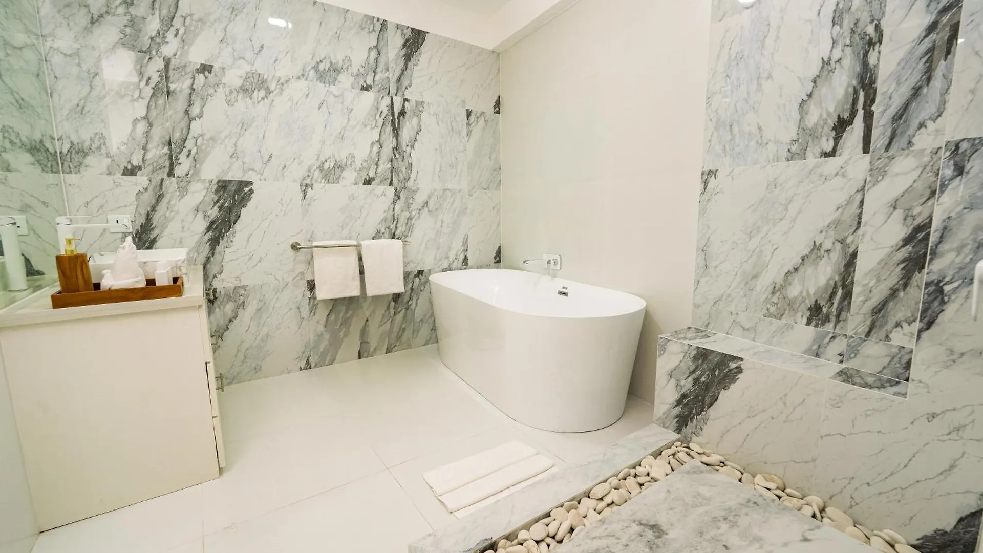 Spacious 3 Bedroom Villa With Private Pool And Billiards Seminyak  Seminyak (Bali)