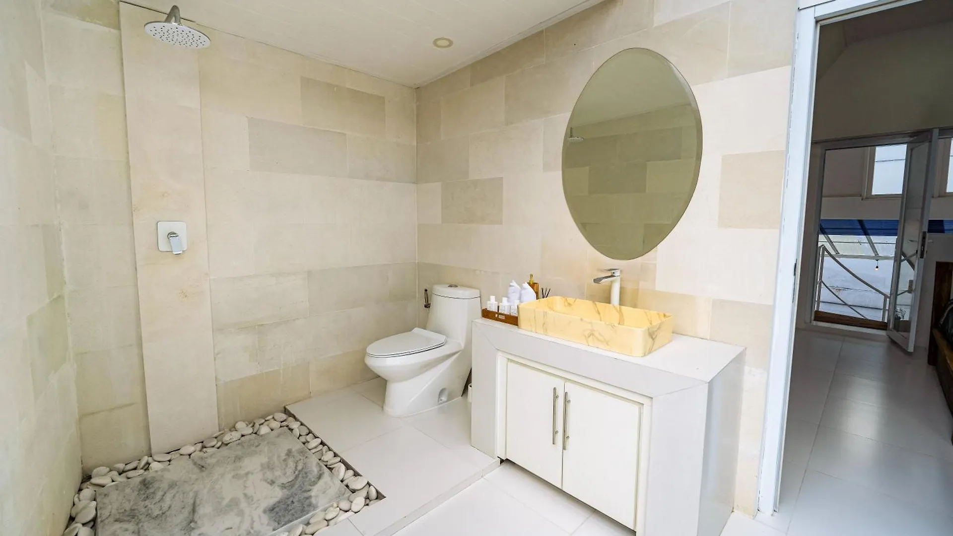 Spacious 3 Bedroom Villa With Private Pool And Billiards Seminyak