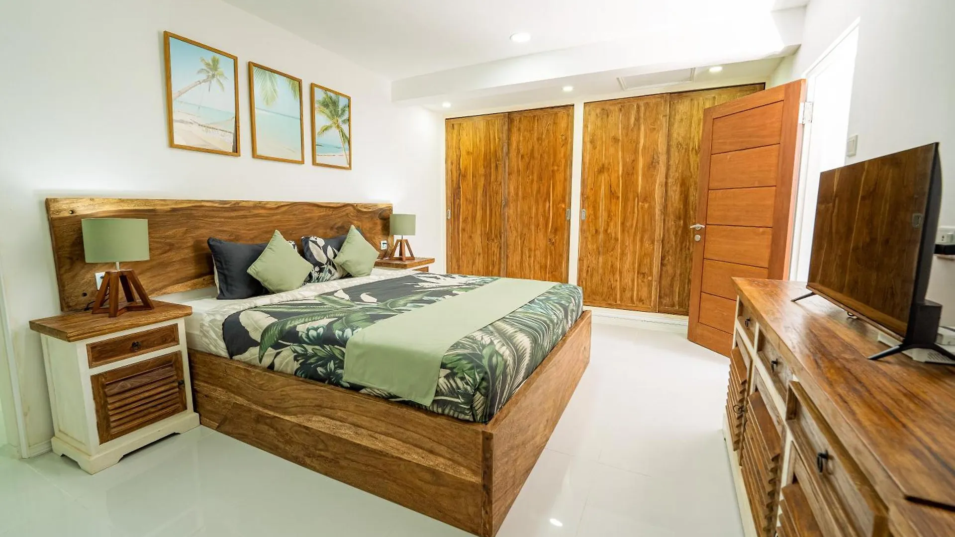 Spacious 3 Bedroom Villa With Private Pool And Billiards Seminyak  0*, Seminyak (Bali)