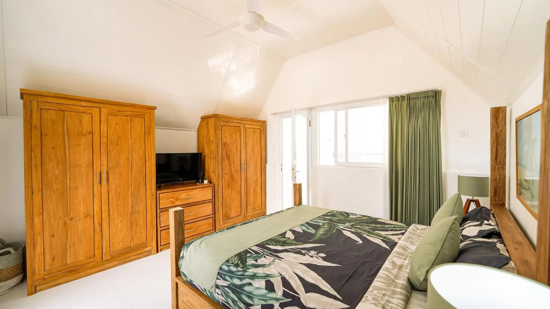 Spacious 3 Bedroom Villa With Private Pool And Billiards Seminyak