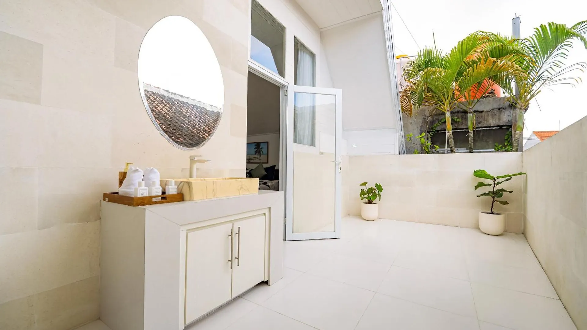 Spacious 3 Bedroom Villa With Private Pool And Billiards Seminyak