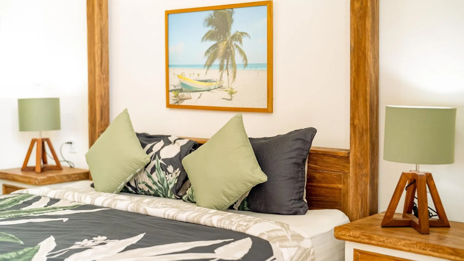Spacious 3 Bedroom Villa With Private Pool And Billiards Seminyak  0*, Seminyak (Bali)